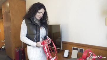 A szabadban felszedett nagycsöcsű csaj még a popsijába is befogadta az utcaügynök vaskos péniszét