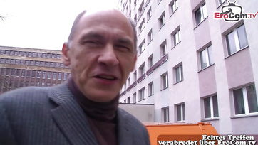 A német nagypapi az utcán fizette le a szexi milf hölgyikét hogy megdughassa a punciját