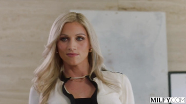 A csinos szőke főnökasszony kereset kiegészítésként felkínálta a nedves punciját az alkalmazottjainak