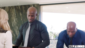 A csinos szőke főnökasszony kereset kiegészítésként felkínálta a nedves punciját az alkalmazottjainak