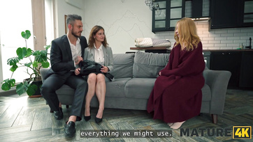 A pajkos fiatal párocska egy tapasztalt milf anyukával akart édeshármasban szexelni