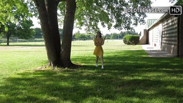 18-Year-Old Girl Flashing Pussy Outdoors Sans Panties