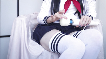 A 18 esztendős japán iskolás lány próbálja megspricceltetni a punciját az új vibrátorával