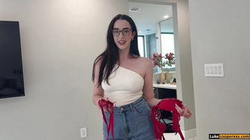 Miután megdicsértem a mostohahúgocskám új fehérneműjét, önszántából elkezdte szopni a farkamat