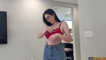 Miután megdicsértem a mostohahúgocskám új fehérneműjét, önszántából elkezdte szopni a farkamat