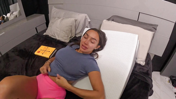 Leszopatta és seggbedugta a mostohaapja miután megvillantotta neki a hatalmas új csöcseit