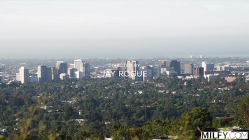 Hogy biztosra menjen a nagymellű milf hölgyike a hitellel kapcsolatban, elcsábította a néger faszit