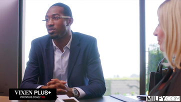 Hogy biztosra menjen a nagymellű milf hölgyike a hitellel kapcsolatban, elcsábította a néger faszit