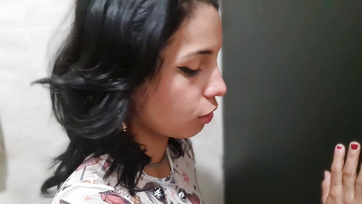 A pajzán latinamerikai csajszi belement hogy az ismeretlen fiú egy kiadós dugással fizessen a termékért