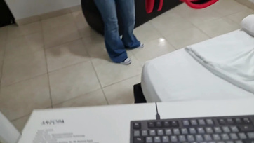 A pajzán latinamerikai csajszi belement hogy az ismeretlen fiú egy kiadós dugással fizessen a termékért