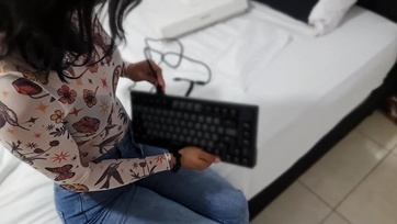 A pajzán latinamerikai csajszi belement hogy az ismeretlen fiú egy kiadós dugással fizessen a termékért