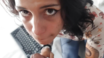 A pajzán latinamerikai csajszi belement hogy az ismeretlen fiú egy kiadós dugással fizessen a termékért