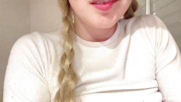 A mostohaapja fürdőszobájában dugta meg az ujjával a popsiját a szőrös pinájú fiatal lány