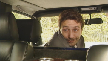 Lehúzta a kocsi ablakát hogy leszopja az ismeretlen pasit miközben hátulról kefélték a segglyukát