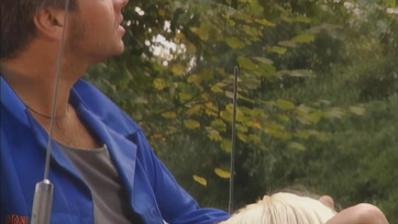 Lehúzta a kocsi ablakát hogy leszopja az ismeretlen pasit miközben hátulról kefélték a segglyukát