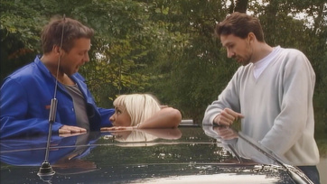 Lehúzta a kocsi ablakát hogy leszopja az ismeretlen pasit miközben hátulról kefélték a segglyukát