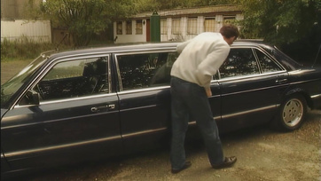 Lehúzta a kocsi ablakát hogy leszopja az ismeretlen pasit miközben hátulról kefélték a segglyukát