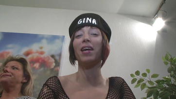 A pajzán háziasszony áthívott egy valódi kurvát hogy a férje egy hatalmasat élvezhessen