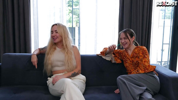 A barátnője mellett kúrták meg a nagyfaszú srácok a nimfomániás szöszi leányzót a szexcastingon