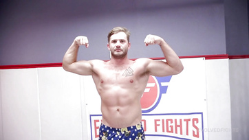 Bírkózás közben becsusszant az izmos pasi fallosza a tetovált fitneszes leányzó puncusába