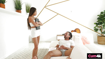 A szexmániás ázsiai ribanc engedte a nagyfaszú bérlőjének hogy egy dugással fizessen