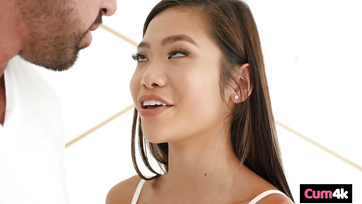 A szexmániás ázsiai ribanc engedte a nagyfaszú bérlőjének hogy egy dugással fizessen