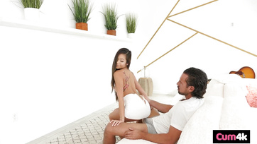 A szexmániás ázsiai ribanc engedte a nagyfaszú bérlőjének hogy egy dugással fizessen