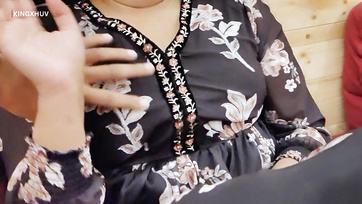 Rámarkolt a dákómra a mellettem szunyókáló mostohahúgom miután meglátta hogy maszturbálok