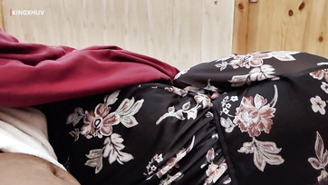 Rámarkolt a dákómra a mellettem szunyókáló mostohahúgom miután meglátta hogy maszturbálok