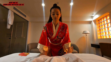 A thaiföldi masszőr lány szopás és lábmunka után a szűk segglyukát is felkínálta az ügyfélnek