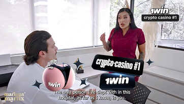 Még mielőtt kirúgta volna a dögös ápolónőjét, lenyomott vele és a titkárnőjével egy vad édeshármast