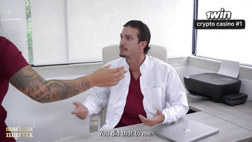 Még mielőtt kirúgta volna a dögös ápolónőjét, lenyomott vele és a titkárnőjével egy vad édeshármast