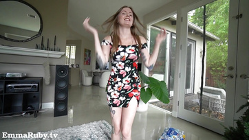 Sikerült felültetnem az acélos farkamra a legjobb haverom dögös csaját mielőtt hazaért volna