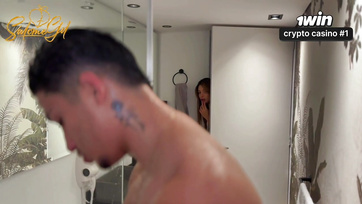 A pajkos lakótársnőm rám mászott a fürdőszobában közvetlenül azután, hogy szakítottunk a csajommal