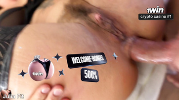 A kerekseggű fitneszes fruska magassarkúban és combfixben várta a faszt a szűk segglyukába