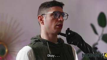 Ez a kiéhezett milf anyuka elcsábította a lánya fiatal pasiját és egyáltalán nem bánta meg