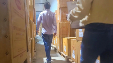 A cégem raktárában sikerült beakasztanom a farkamat a bájos latinamerikai titkárnőm puncusába