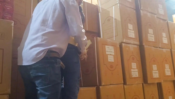 A cégem raktárában sikerült beakasztanom a farkamat a bájos latinamerikai titkárnőm puncusába