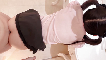 A tükör előtt állva hátulról dugta be a duzzadt falloszát a bájos 18 esztendős japán lány puncijába