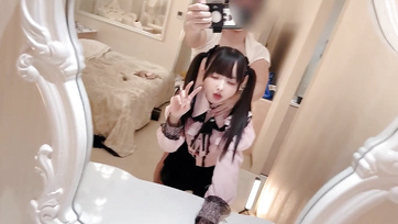 A tükör előtt állva hátulról dugta be a duzzadt falloszát a bájos 18 esztendős japán lány puncijába