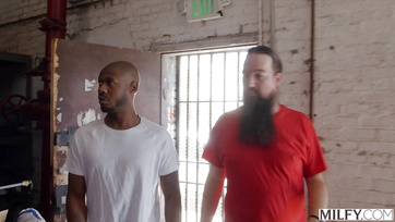 A szexi milf modell csajszi és az öregecskébb barátnője boldogan megosztoztak a fekete dákón