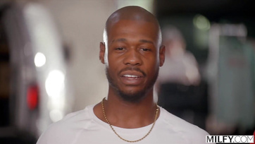 A szexi milf modell csajszi és az öregecskébb barátnője boldogan megosztoztak a fekete dákón