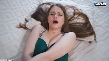 Miután kőkeményre szopta a farkamat a bájos tinilány bepucsított és megdugtam a pináját