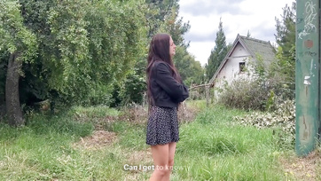 Egy kis pénzzel sikerült rávennem hogy a dögös vidéki lányt hogy tárja szét a segglyukát