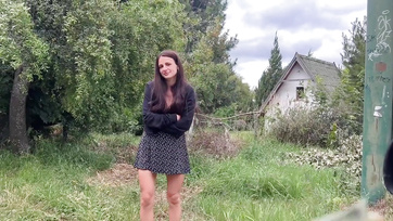 Egy kis pénzzel sikerült rávennem hogy a dögös vidéki lányt hogy tárja szét a segglyukát