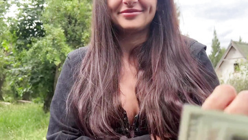 Egy kis pénzzel sikerült rávennem hogy a dögös vidéki lányt hogy tárja szét a segglyukát