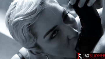 Nem érdekelte, ha meglátják, a szukás szőke milf az erkélyen kúratta meg a punciját a néger hapsival