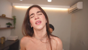 A szexi és cuki masszőr csaj örömmel befogadta a kliense bazinagy kolbászát a pinácskájába