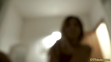 Felverte a párja farkát majd felfeküdt az ágyra és széttárta a lábait a karcsú magyar csajszi