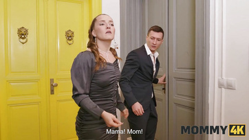 A lánya háta mögött csábította el a fiatal jóképű vejét a 40 éves nagymellű milf anyuka